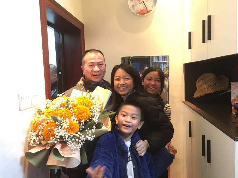 感谢主的恩典，在为信仰而被拘留十天后，英强长老刚才已经回到德阳家中，与家人及弟兄姊妹们相聚！感谢主的恩典，在为信仰而被拘留十天后，英强长老刚才已经回到德阳家中，与家人及弟兄姊妹们相聚！