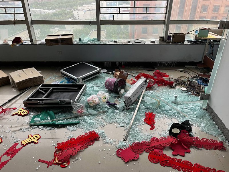 【国度代祷信息·郑州中兴基督教会】202305252023年5月21日上午5点多，河南省郑州市金水区民宗局，民政局，城管大队联合执法，对中兴基督教会进行了打砸，部分信徒留在现场的财物，包括订婚戒指均遭洗劫一空