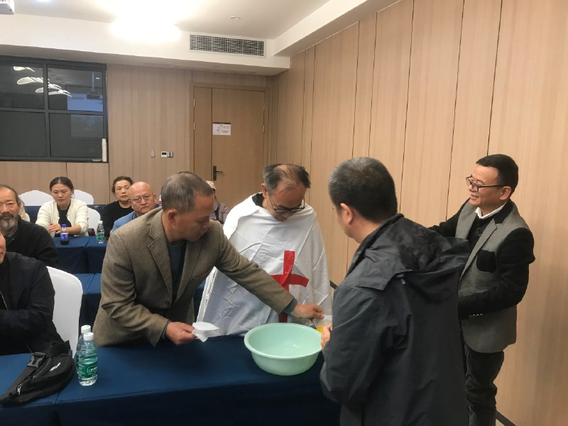 【秋雨圣约教会代祷信息】20231110  昨天上午（11月9日），李英强长老及同工们到四川达州好土地布道所探访弟兄姊妹，并举行洗礼和圣餐敬拜，十一点半左右，突然有十多名便衣、民宗局、民政局官员进入租用的会议室中，试图打断教会的敬拜，我们请他们尊重敬拜的秩序，他们才稍有节制